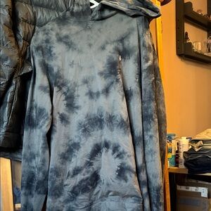 Volcom Black Tie-Dye Lightweight hoody shirt .